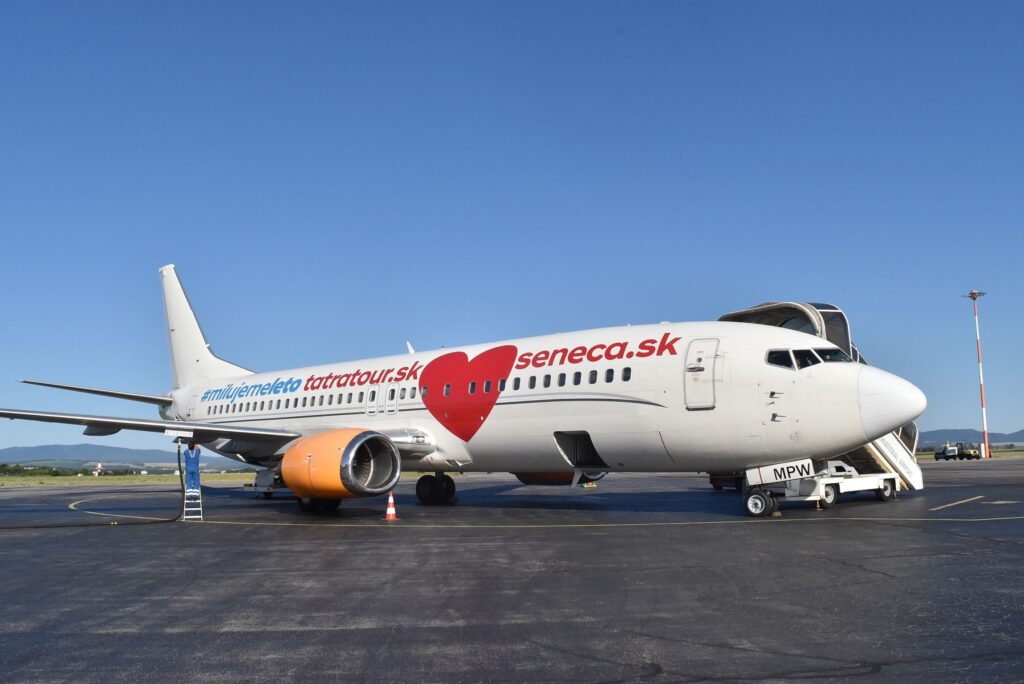 „MILUJEME LETO“, tvrdí nápis na trupe Boeingu