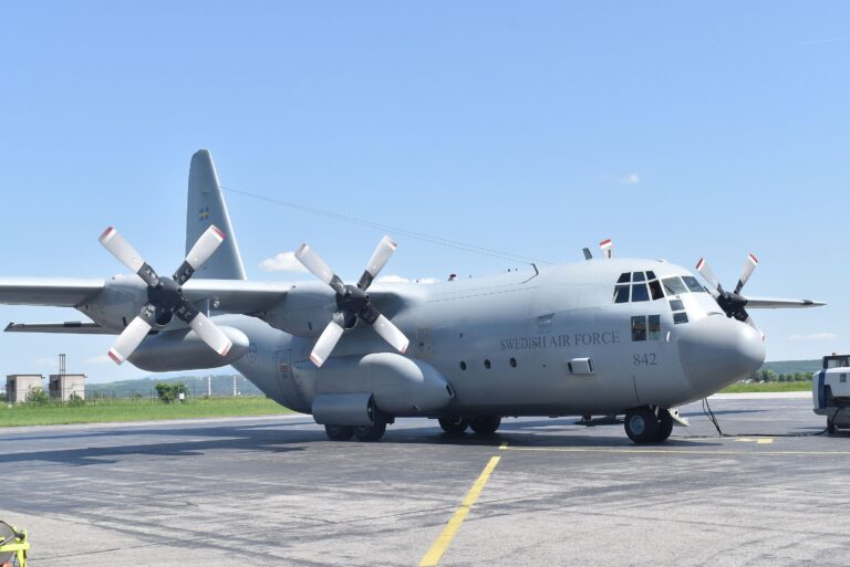 DEVÄŤDESIATY ŠTVRTÝ DIEL FOTOPOHĽADOV DO HISTÓRIE LETISKA KOŠICE: AJ KEĎ MÁ PO 70-TKE, EŠTE STÁLE LIETA