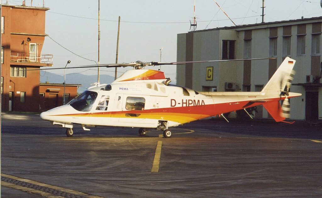 ŠESŤDESIATY PIATY DIEL FOTOPOHĽADY DO HISTÓRIE LETISKA KOŠICE: DVOJMOTOROVÝ VRTUĽNÍK AGUSTA A109C