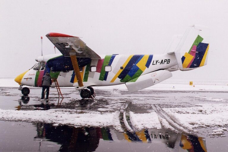 ŠESŤDESIATY ŠTVRTÝ DIEL FOTOPOHĽADY DO HISTÓRIE LETISKA KOŠICE: PESTROFAREBNÝ LITOVSKÝ ANTONOV An-28