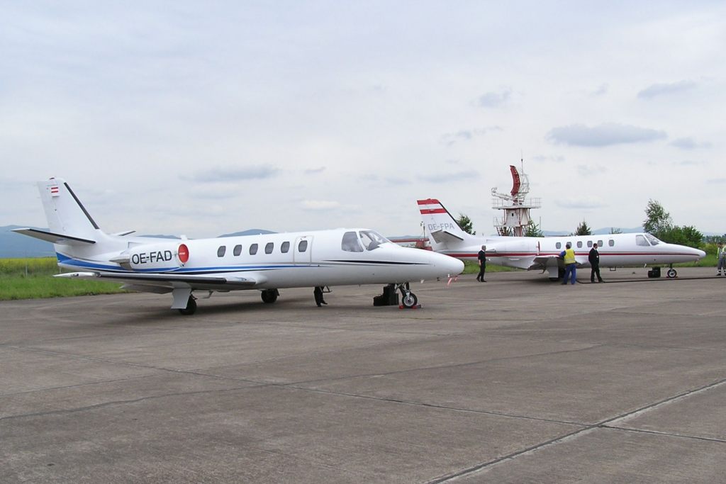 SEDEMDESIATY DRUHÝ DIEL FOTOPOHĽADY DO HISTÓRIE LETISKA KOŠICE: DVOJICA BIZJETOV CESSNA II