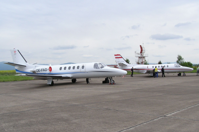 SEDEMDESIATY DRUHÝ DIEL FOTOPOHĽADY DO HISTÓRIE LETISKA KOŠICE: DVOJICA BIZJETOV CESSNA II