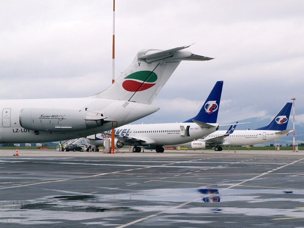 OSEMDESIATY ÔSMY DIEL FOTOPOHĽADOV DO HISTÓRIE LETISKA KOŠICE: TRIO VOZILO DOVOLENKÁROV K MORU