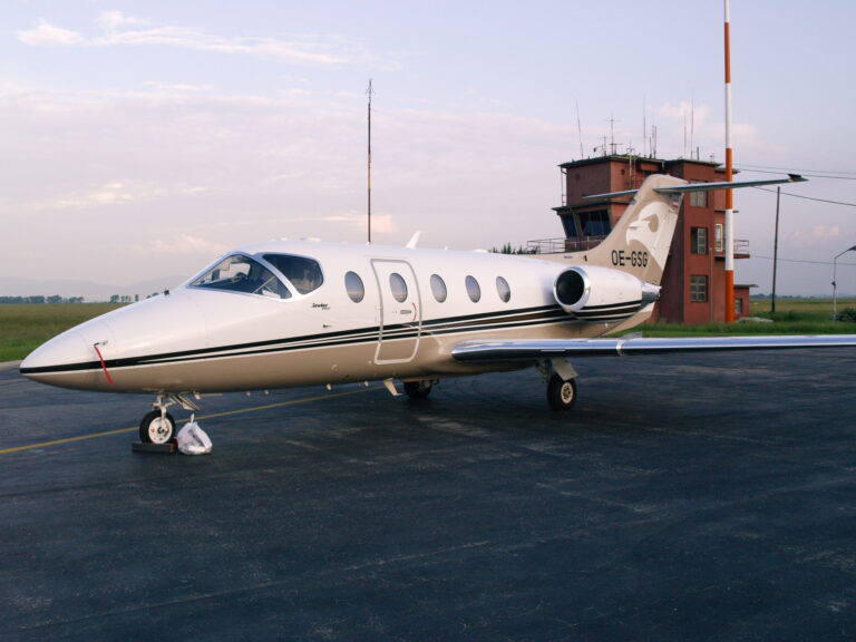 SEDEMDESIATY DEVIATY DIEL FOTOPOHĽADOV DO HISTÓRIE LETISKA KOŠICE: RAKÚSKY BIZJET HAWKER 400XP