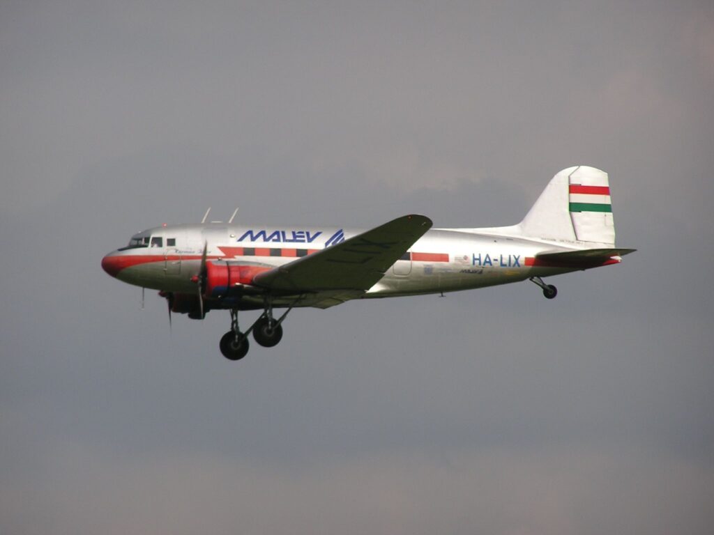 SEDEMDESIATY DIEL FOTOPOHĽADY DO HISTÓRIE LETISKA KOŠICE: NAD KOŠICAMI LIETAL MAĎARSKÝ TAXÍK