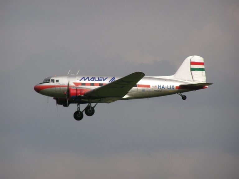 SEDEMDESIATY DIEL FOTOPOHĽADY DO HISTÓRIE LETISKA KOŠICE: NAD KOŠICAMI LIETAL MAĎARSKÝ TAXÍK