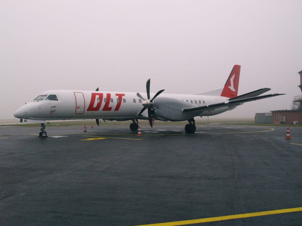 OSEMDESIATY SIEDMY DIEL FOTOPOHĽADOV DO HISTÓRIE LETISKA KOŠICE: SAAB 2000 – NAJRÝCHLEJŠIE DOPRAVNÉ LIETADLO VO SVOJEJ KATEGÓRII