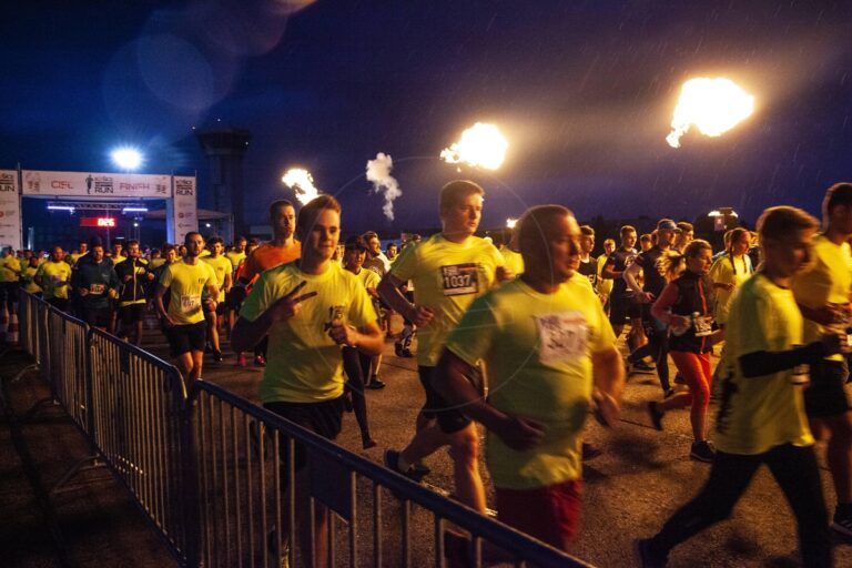 Nočných bežcov nezastavil ani dážď, na štarte ich bolo takmer 1600