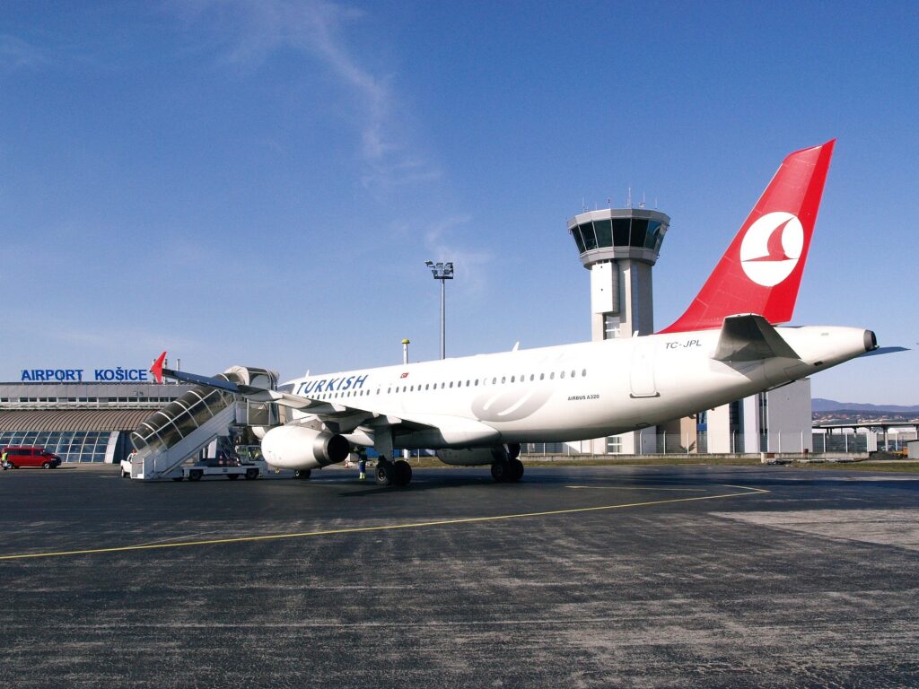 ŠTYRIDSIATY ŠTVRTÝ DIEL FOTOPOHĽADY DO HISTÓRIE LETISKA KOŠICE: PREMIÉROVÝ PRÍLET TURKISH AIRLINES