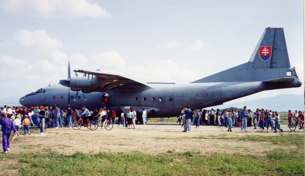 SIEDMY DIEL: Fotopohľady do histórie letiska Košice Štvormotorový transportný Antonov An-12