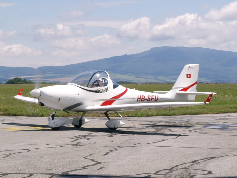JEDENÁSTY DIEL: Fotopohľady do histórie letiska Košice Orol letel do Užhorodu cez Košice