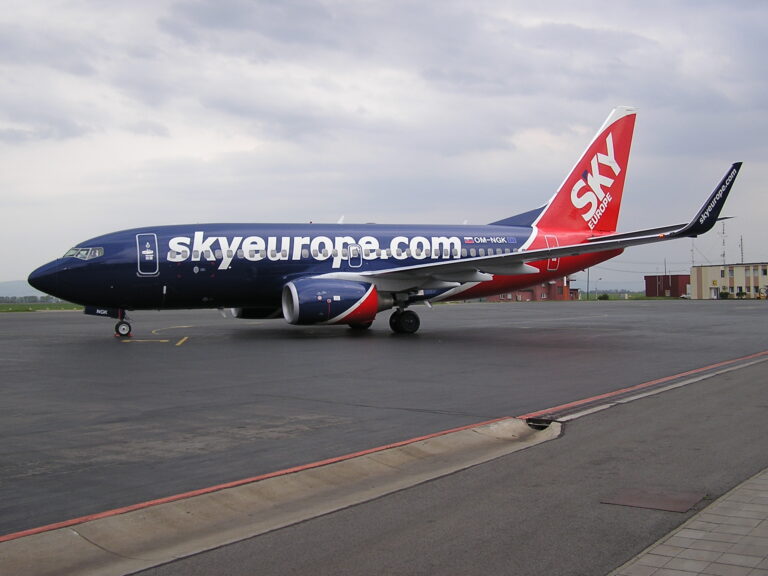 ŠTYRIDSIATY DEVIATY DIEL FOTOPOHĽADY DO HISTÓRIE LETISKA KOŠICE: LIETAL K NÁM AJ ,,REKORDNÝ“ BOEING 737-700