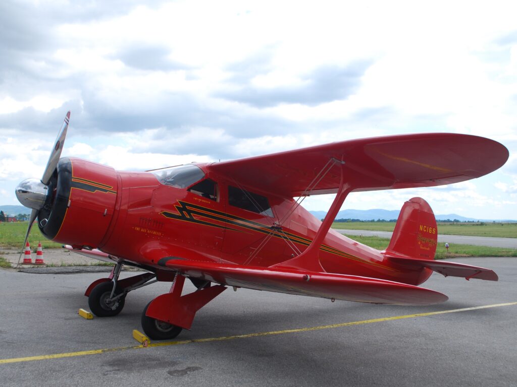 PÄŤDESIATY PIATY DIEL FOTOPOHĽADY DO HISTÓRIE LETISKA KOŠICE: OBČAS PRILETÍ AJ DVOJPLOŠNÍK