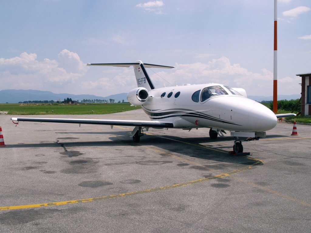 TRIDSIATY PIATY DIEL FOTOPOHĽADOV DO HISTÓRIE LETISKA KOŠICE: LETISKO NAVŠTÍVIL PRVÝ RAKÚSKY MUSTANG