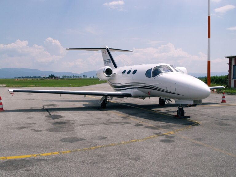 TRIDSIATY PIATY DIEL FOTOPOHĽADOV DO HISTÓRIE LETISKA KOŠICE: LETISKO NAVŠTÍVIL PRVÝ RAKÚSKY MUSTANG