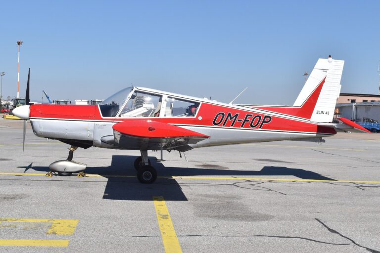 Zlín Z-43 má elegantné geometrické línie