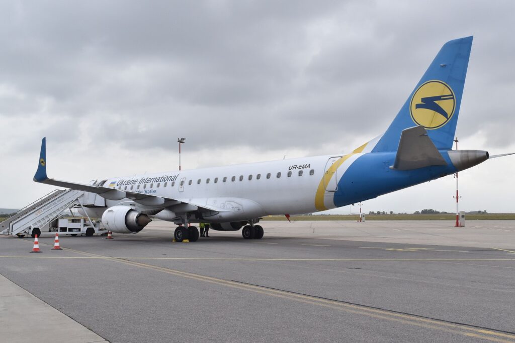 ŠTYRIDSIATY SIEDMY DIEL FOTOPOHĽADY DO HISTÓRIE LETISKA KOŠICE: BRAZÍLSKY ERJ 190 V UKRAJINSKÝCH FARBÁCH