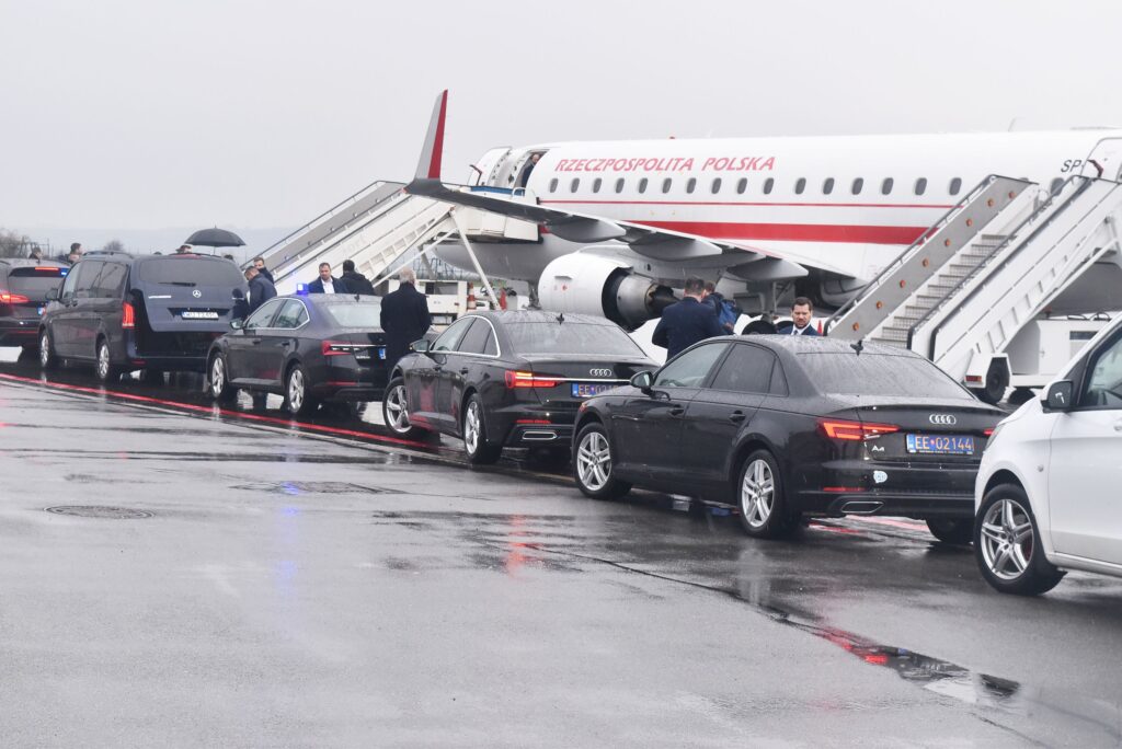 Štyri lietadlá a premiéri štyroch krajín V4