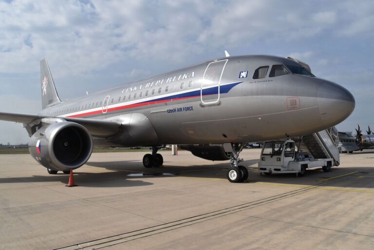 Českú vládu priviezli dve vojenské lietadlá