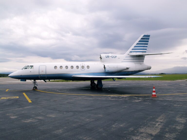 TRIDSIATY ŠTVRTÝ DIEL FOTOPOHĽADOV DO HISTÓRIE LETISKA KOŠICE: TROJMOTOROVÝ BIZJET FALCON 50