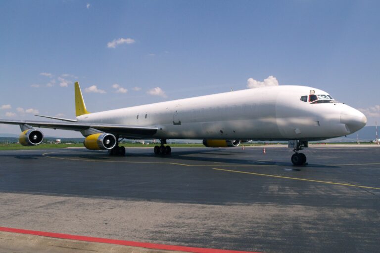 ŠTVRTÝ DIEL: Fotopohľady do histórie letiska Košice Štvormotorový nákladný Douglas DC-8