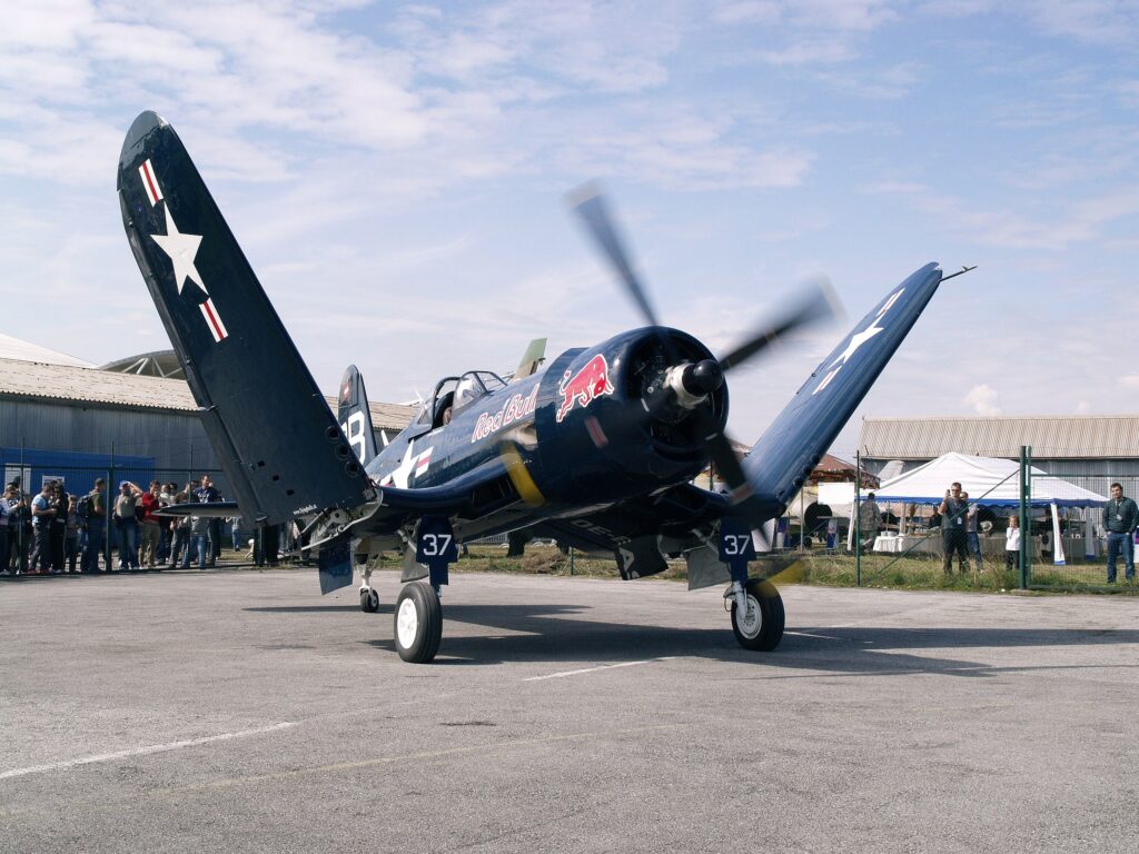 PÄŤDESIATY SIEDMY DIEL FOTOPOHĽADY DO HISTÓRIE LETISKA KOŠICE: KORZÁR POZDRAVIL DIVÁKOV ZLOŽENÍM KRÍDIEL