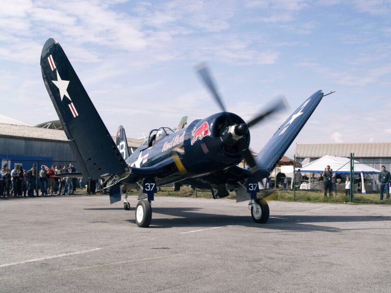 PÄŤDESIATY SIEDMY DIEL FOTOPOHĽADY DO HISTÓRIE LETISKA KOŠICE: KORZÁR POZDRAVIL DIVÁKOV ZLOŽENÍM KRÍDIEL