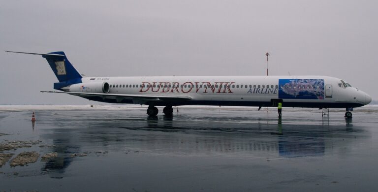 PÄŤDESIATY ŠTVRTÝ DIEL FOTOPOHĽADY DO HISTÓRIE LETISKA KOŠICE: LIETAJÚCA PEVNOSŤ LOVRIJENAC