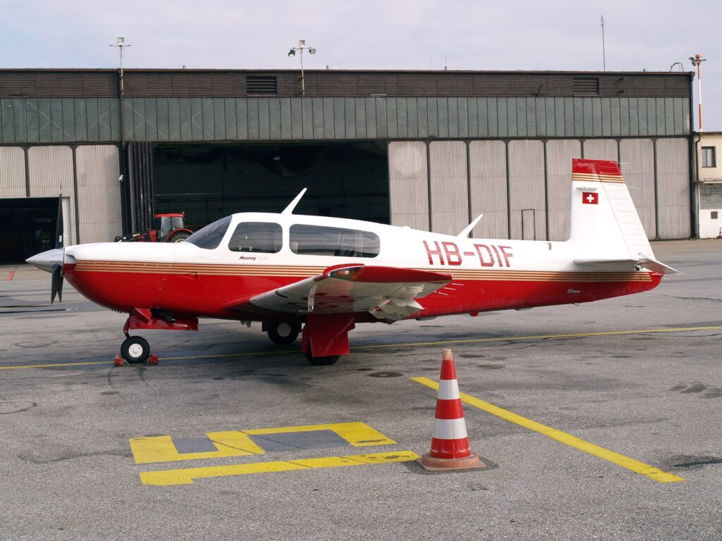 ŠTYRIDSIATY TRETÍ DIEL FOTOPOHĽADY DO HISTÓRIE LETISKA KOŠICE: ŠVAJČIARSKY MOONEY M-20M