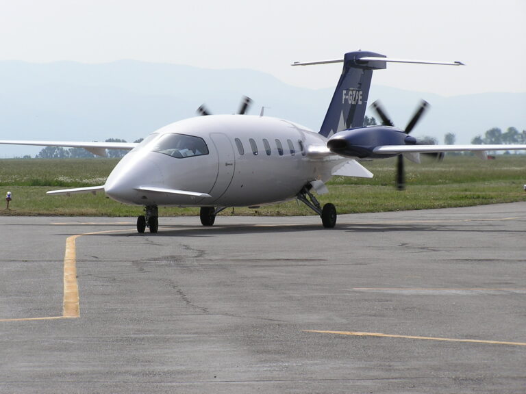 DESIATY DIEL: Fotopohľady do histórie letiska Košice Piaggio Avanti s originálnou konštrukciou