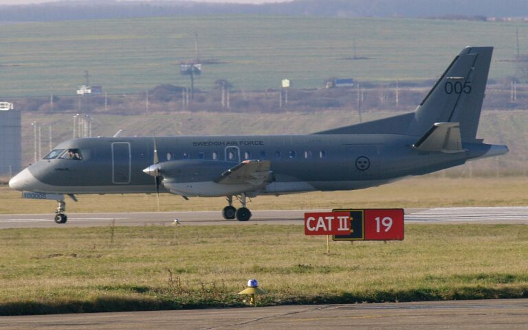 PIATY DIEL: Fotopohľady do histórie letiska Košice Švédsky vojenský Saab 340