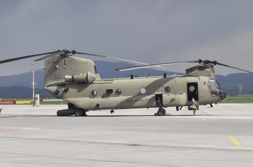 Tankovala u nás trojica vrtuľníkov Chinook