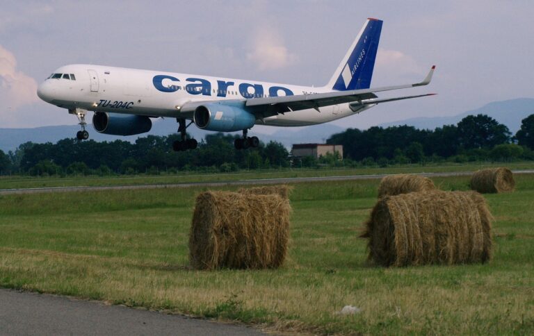 TRIDSIATY PRVÝ DIEL FOTOPOHĽADY DO HISTÓRIE LETISKA KOŠICE: NAVŠTÍVIL NÁS OSOBNÝ I NÁKLADNÝ TUPOLEV TU-204