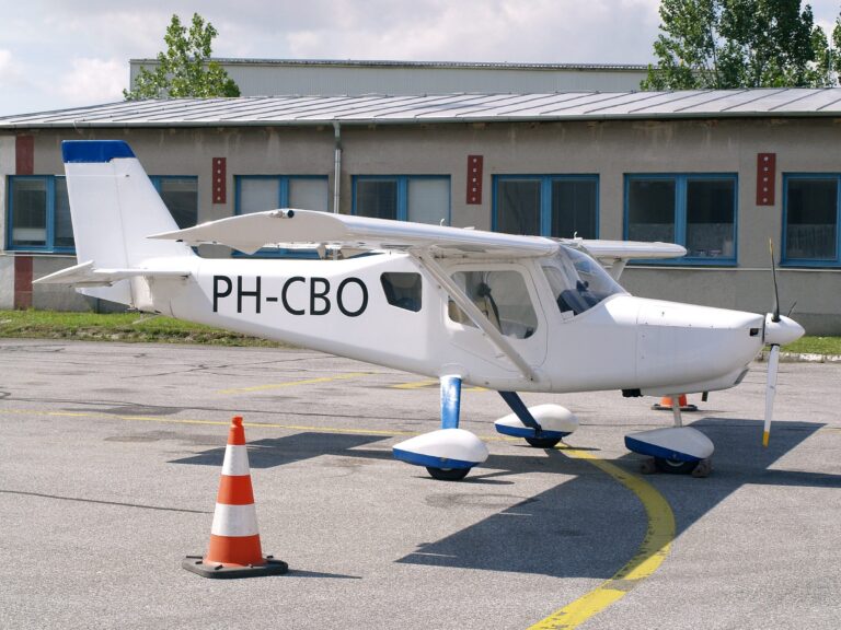 TRIDSIATY TRETÍ DIEL FOTOPOHĽADY DO HISTÓRIE LETISKA KOŠICE: PELIKÁN LETEL CEZ KOŠICE DO UŽHORODU
