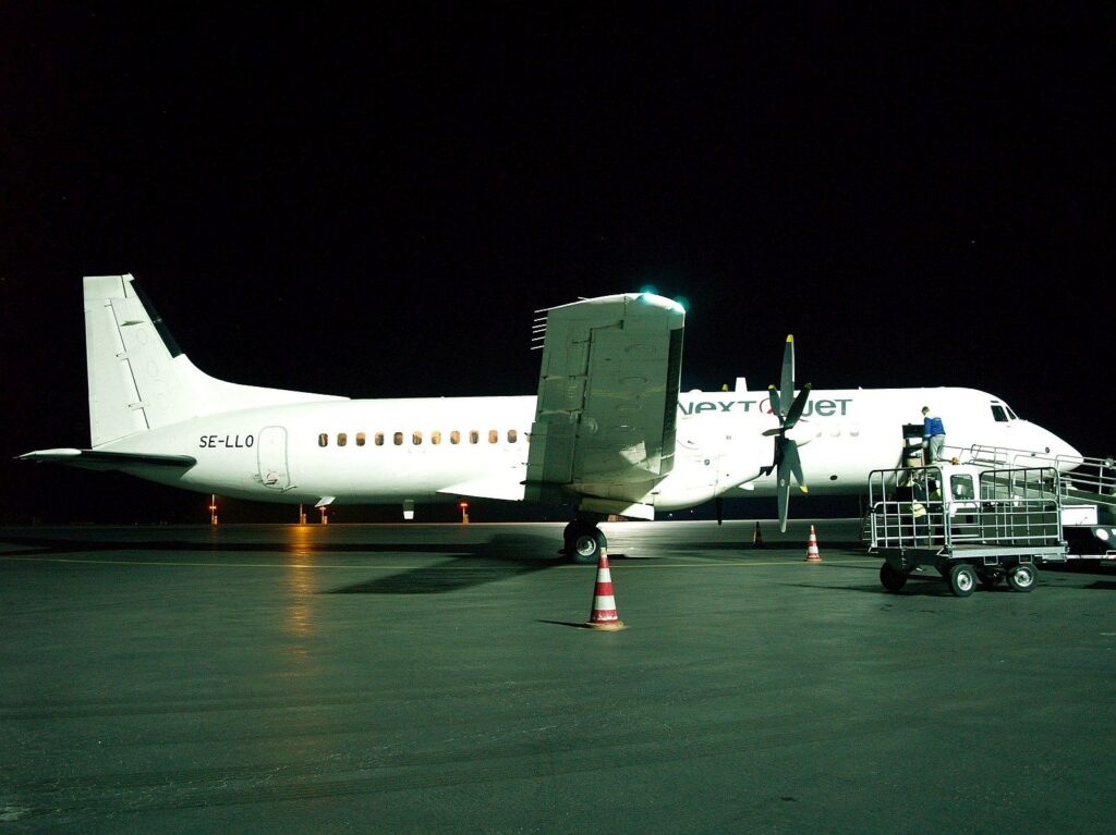 DEVÄŤDESIATY DEVIATY DIEL FOTOPOHĽADOV DO HISTÓRIE LETISKA KOŠICE: AKO SÚVISÍ HOKEJ S LIETADLAMI? 