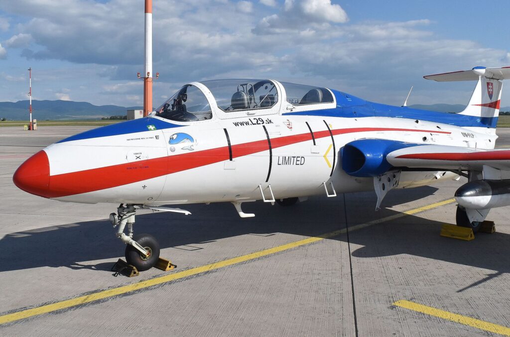 STOŠIESTY DIEL FOTOPOHĽADOV DO HISTÓRIE LETISKA KOŠICE: NAD KOŠICAMI POLETOVAL DELFÍN