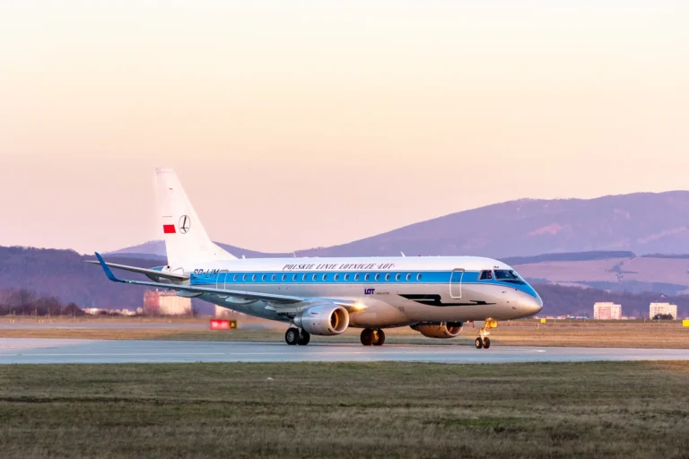 STOPÄTNÁSTY DIEL FOTOPOHĽADOV DO HISTÓRIE LETISKA KOŠICE: LIETAJÚCI ODKAZ NA MINULOSŤ, TRADÍCIU A STABILITU ZNAČKY